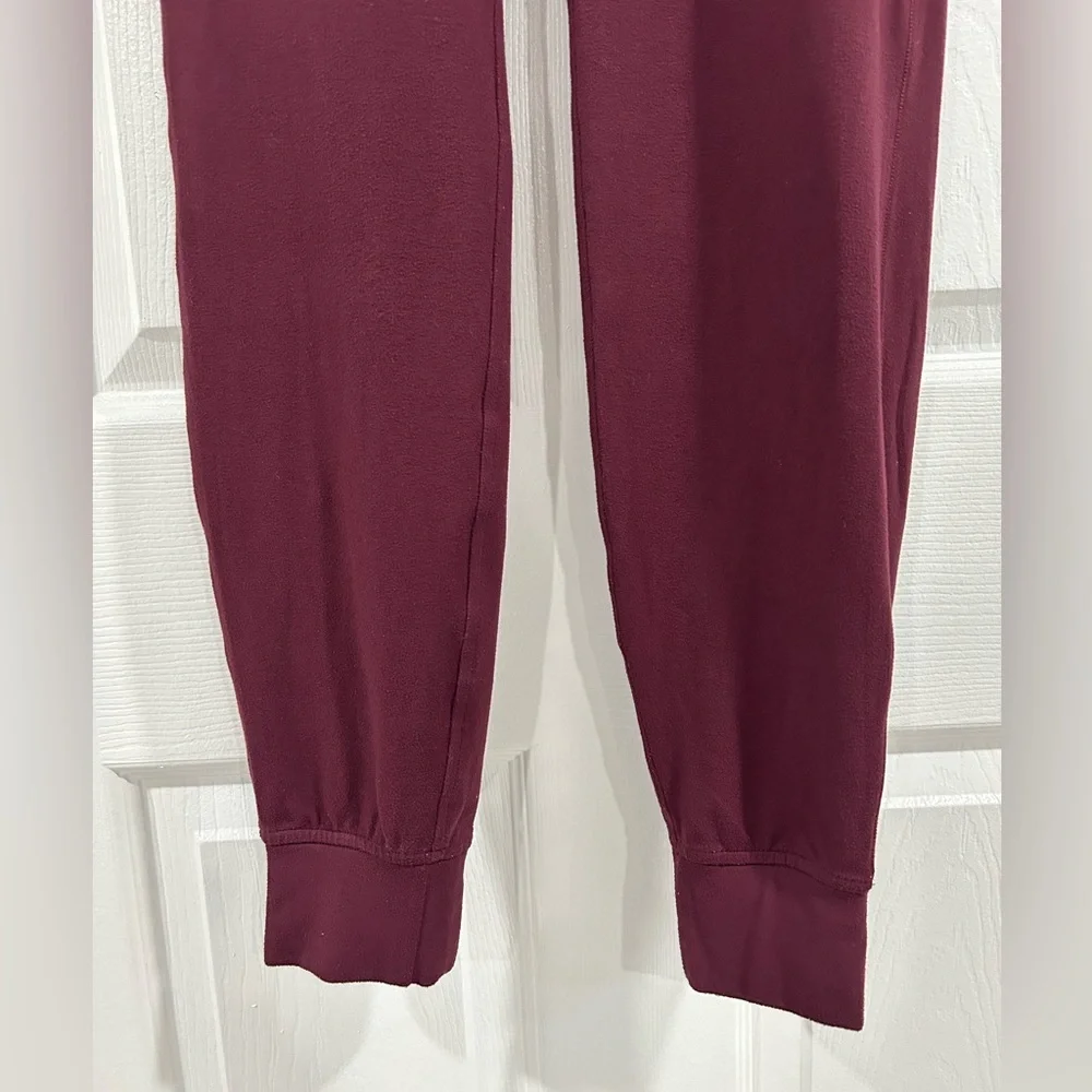 Lululemon On The Fly Jogger Burgundy Sporty Athleisure Sweat Pant Maroon size 2